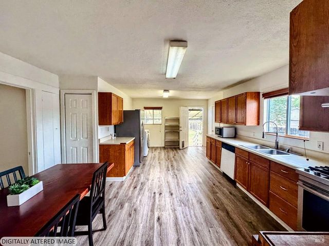 1047 S Wright Rd, Santa Rosa, CA 95407