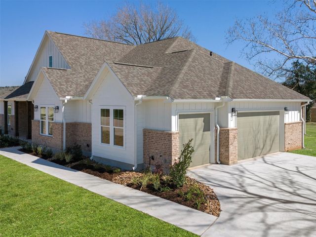 151 Moonlight DR, Smithville, TX 78957