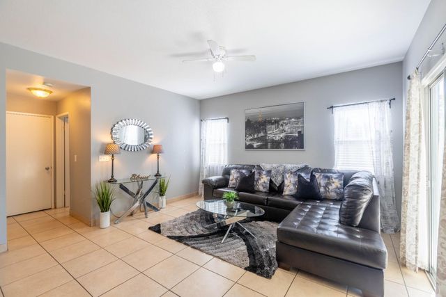 11 Monterosa Ct, Sacramento, CA 95823