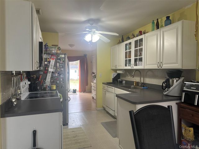 3 Horseshoe Lane, Center Moriches, NY 11934