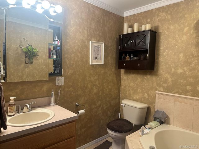 3 Horseshoe Lane, Center Moriches, NY 11934