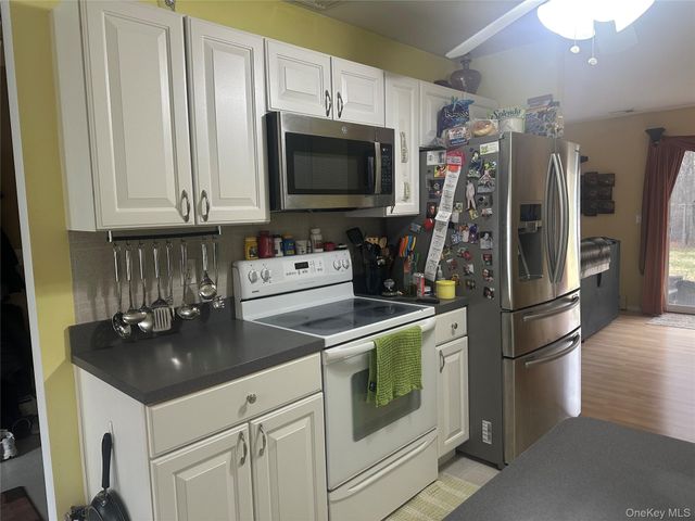 3 Horseshoe Lane, Center Moriches, NY 11934