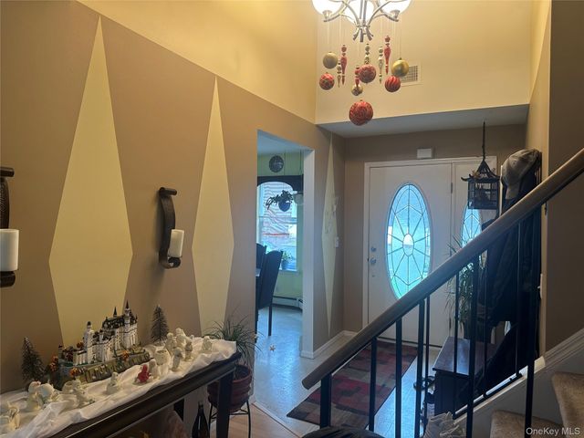 3 Horseshoe Lane, Center Moriches, NY 11934