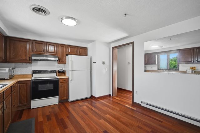 4 Baril Ln, Chicopee, MA 01013