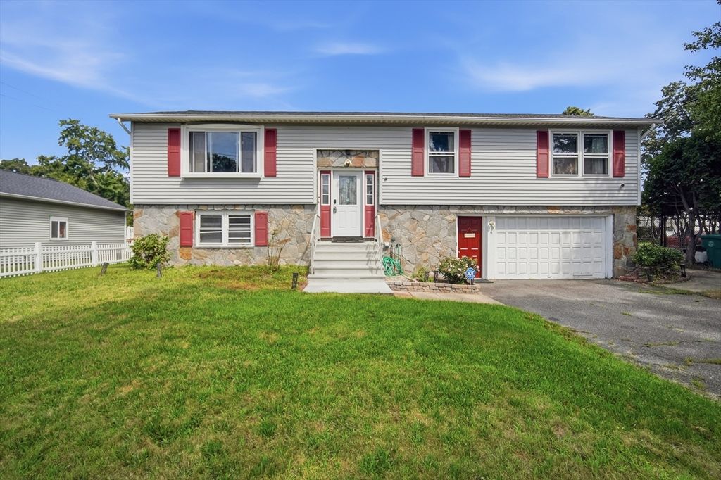 4 Baril Ln, Chicopee, MA 01013