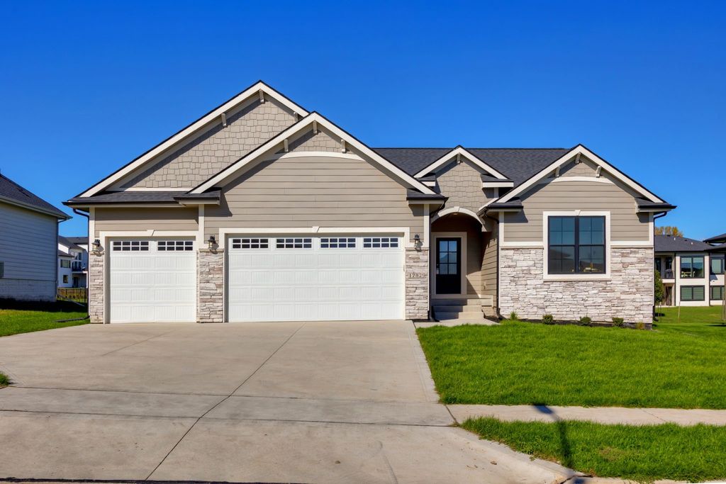 17829 Valley View Drive, Clive, IA 50325