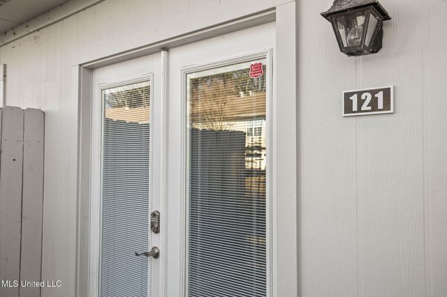 550 Post Road, 121, Ridgeland, MS 39157