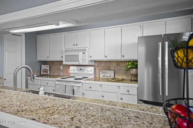 550 Post Road, 121, Ridgeland, MS 39157