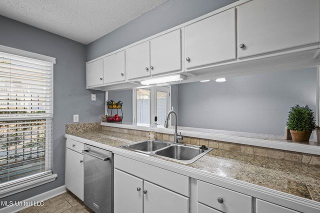 550 Post Road, 121, Ridgeland, MS 39157