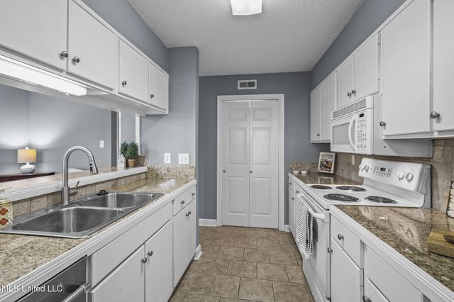 550 Post Road, 121, Ridgeland, MS 39157