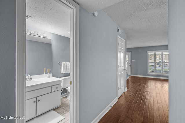 550 Post Road, 121, Ridgeland, MS 39157