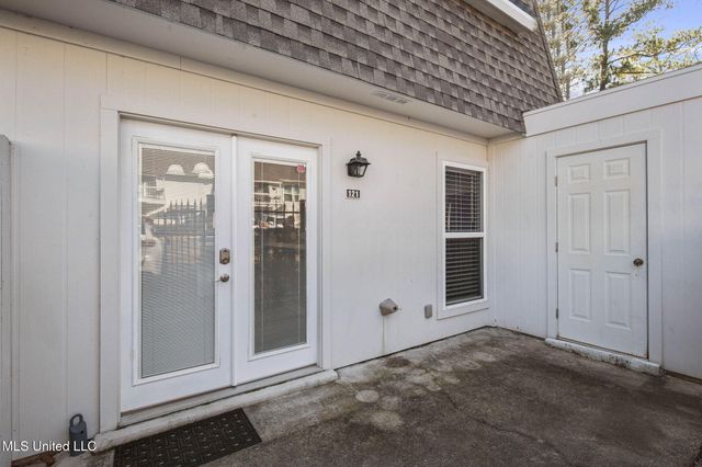 550 Post Road, 121, Ridgeland, MS 39157