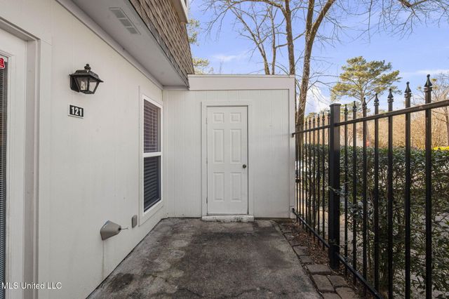 550 Post Road, 121, Ridgeland, MS 39157