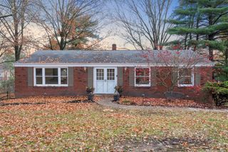 140 E Edgewood Dr, Peters Twp, PA 15317