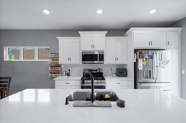 16083 Ryan Circle, Parkville, MO 64152