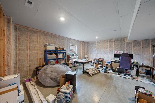 16083 Ryan Circle, Parkville, MO 64152