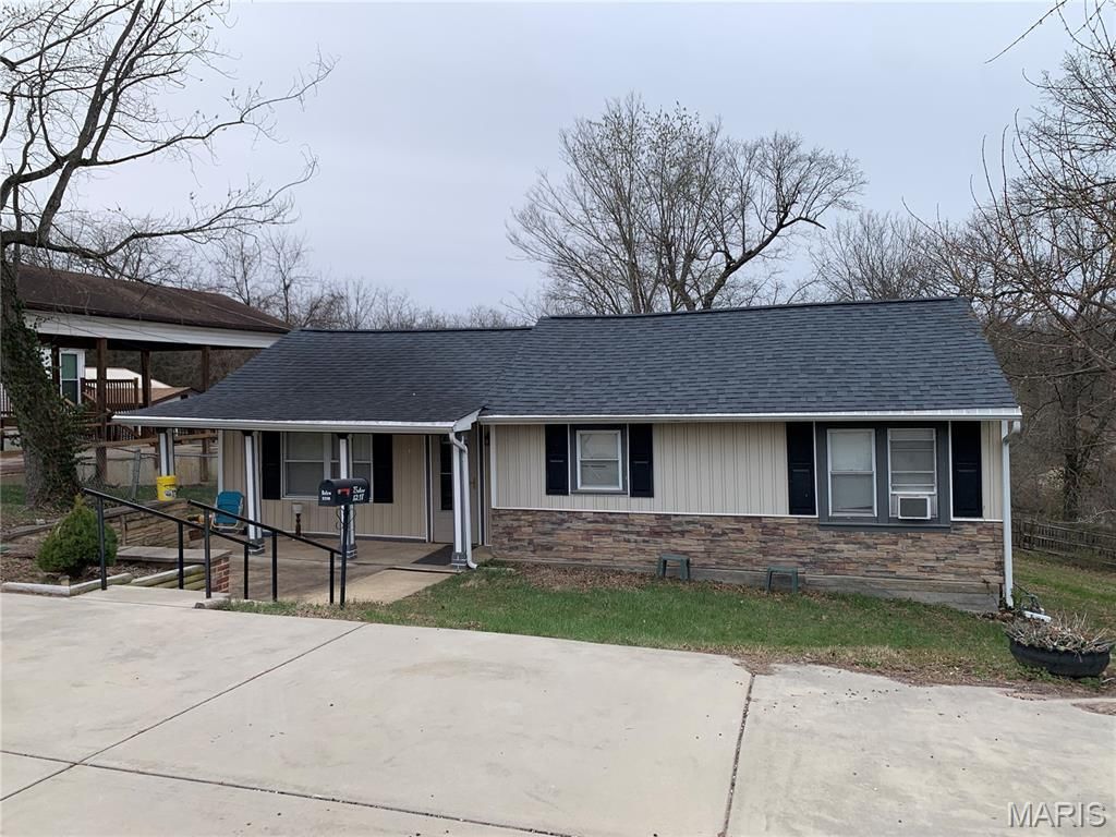 1218 S 5th Street, De Soto, MO 63020