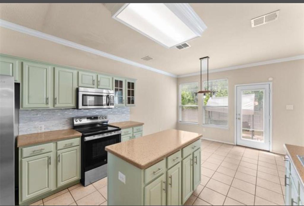 1801 Sharpsbury Drive, Euless, TX 76040