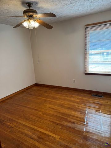 562 Johnstonville Rd, Barnesville, GA 30204