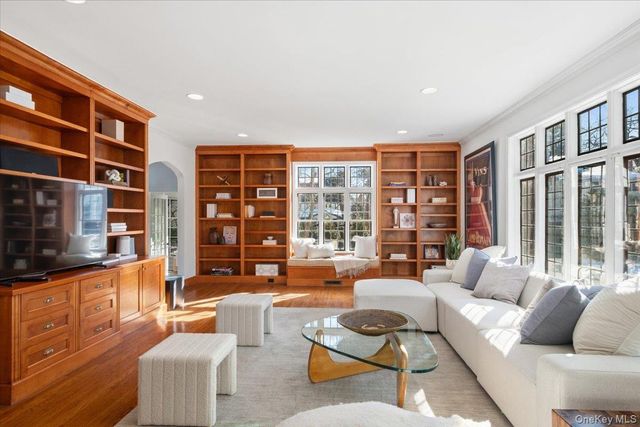 8 South Drive, Larchmont, NY 10538