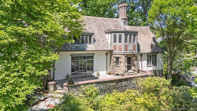 8 South Drive, Larchmont, NY 10538