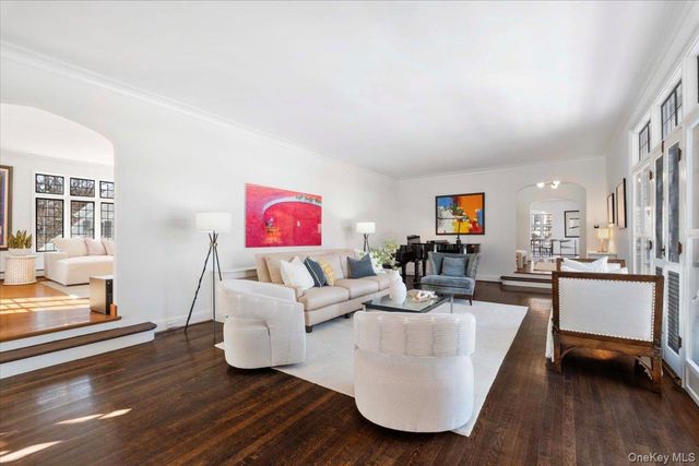 8 South Drive, Larchmont, NY 10538