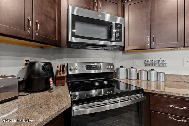 6720 Eagle Wood Dr, Louisville, KY 40272