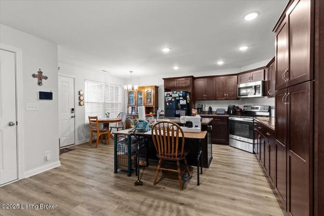 6720 Eagle Wood Dr, Louisville, KY 40272