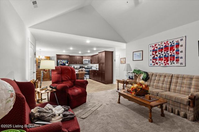 6720 Eagle Wood Dr, Louisville, KY 40272