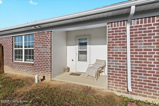 6720 Eagle Wood Dr, Louisville, KY 40272