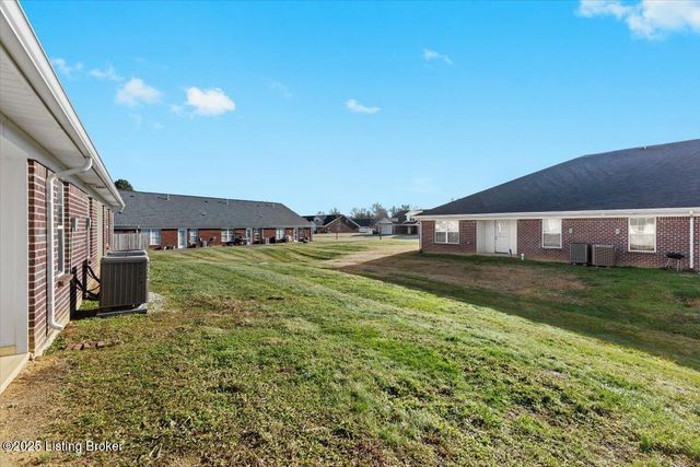 6720 Eagle Wood Dr, Louisville, KY 40272