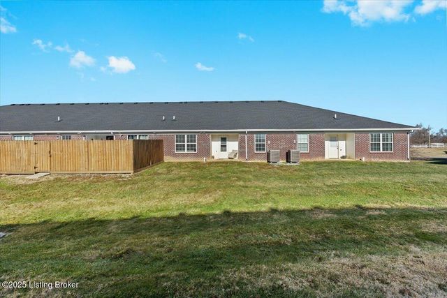 6720 Eagle Wood Dr, Louisville, KY 40272