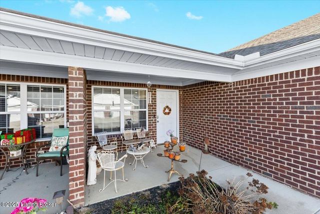 6720 Eagle Wood Dr, Louisville, KY 40272