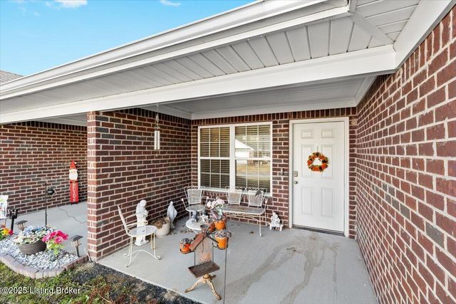 6720 Eagle Wood Dr, Louisville, KY 40272