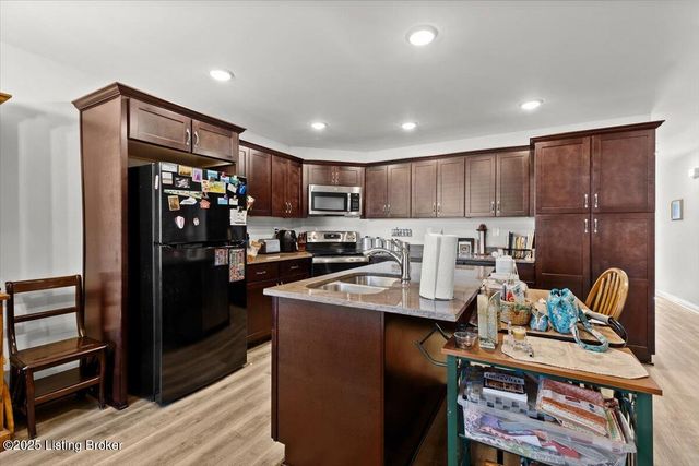 6720 Eagle Wood Dr, Louisville, KY 40272