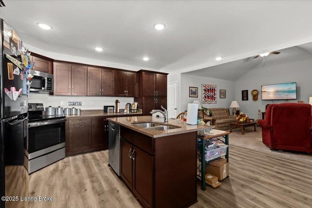 6720 Eagle Wood Dr, Louisville, KY 40272