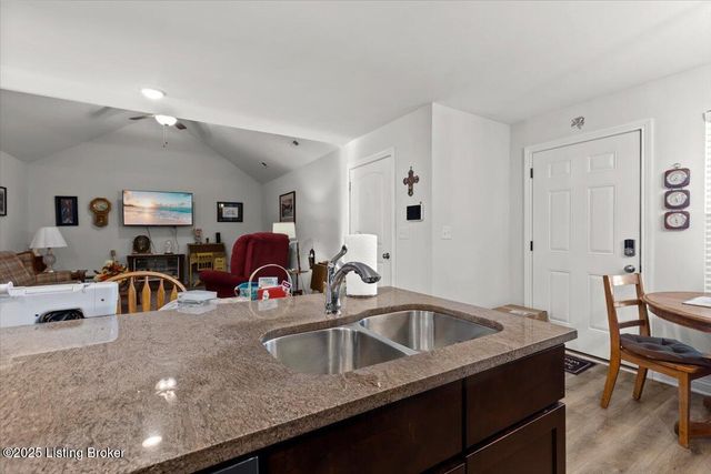 6720 Eagle Wood Dr, Louisville, KY 40272