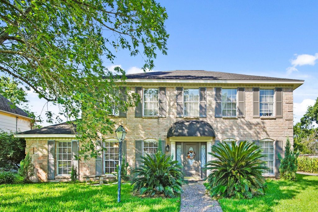 1007 Woodbank Drive, Taylor Lake Village, TX 77586