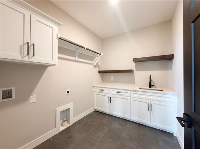 25090 W 106th Court, Olathe, KS 66061