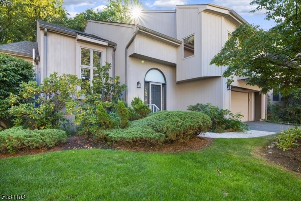38 Robinhood Dr 38, Mountain Lakes Boro, NJ 07046