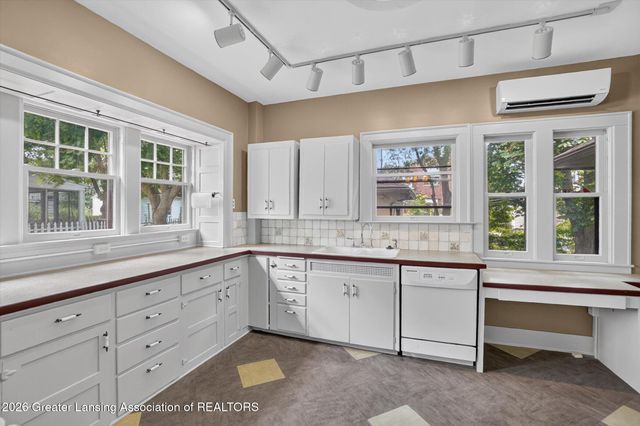 1027 Seymour Avenue, Lansing, MI 48906