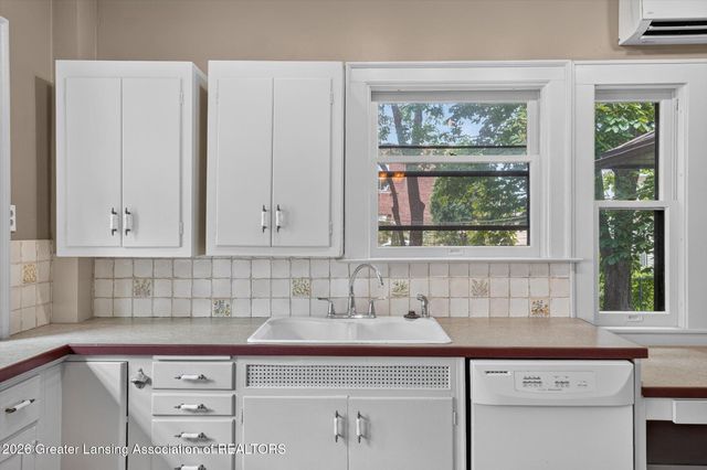 1027 Seymour Avenue, Lansing, MI 48906