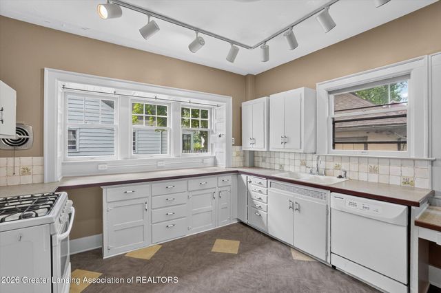 1027 Seymour Avenue, Lansing, MI 48906