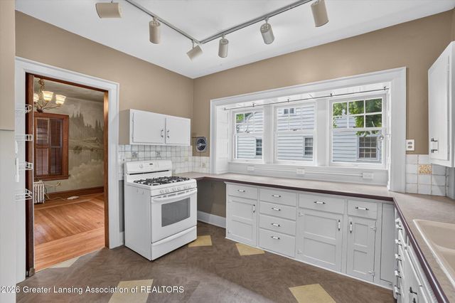 1027 Seymour Avenue, Lansing, MI 48906