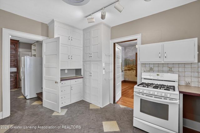 1027 Seymour Avenue, Lansing, MI 48906
