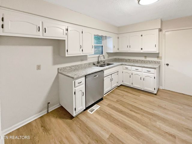 1012 Kensington Blvd, Maryville, TN 37803