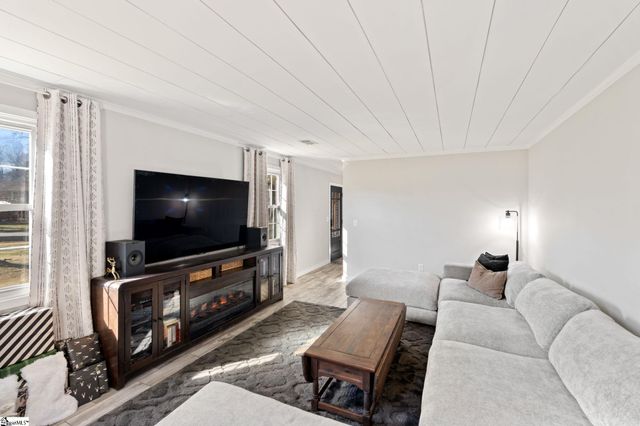 215 Hickory Lane, Mauldin, SC 29662