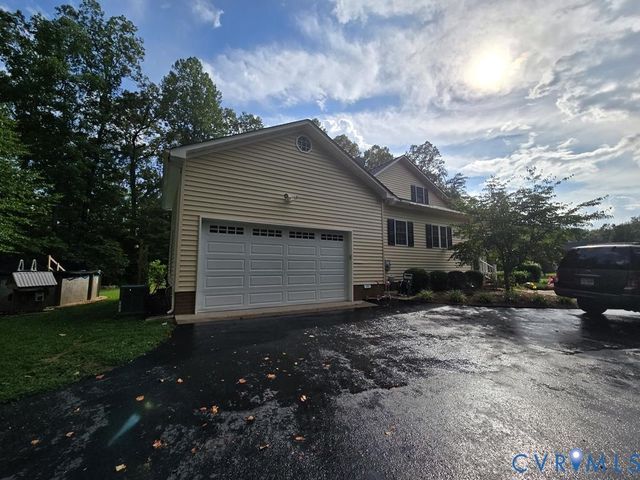 313 Briarwood Dr, Farmville, VA 23901