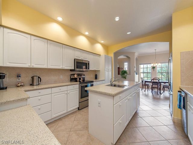4815 Aston Gardens WAY B-202, Naples, FL 34109