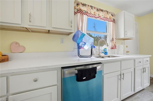 2111 Jenkins Neck RD, Gloucester Point, VA 23062